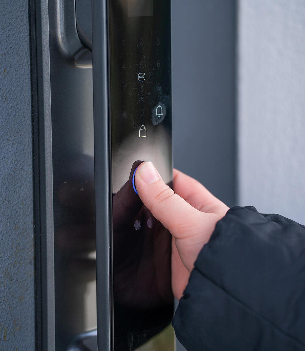 מערכת נעילה חכמה המשתמשת בסריקת טביעת אצבע (צילום: Kazin Sergey/Shutterstock) מגזין נדל"ן 2025 - מערכת נעילה חכמה המשתמשת ב סריקת טביעת אצבע