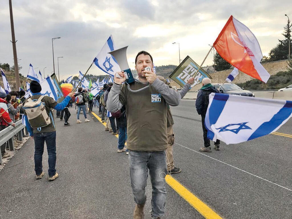 נווה בהפגנה בירושלים נגד ההפיכה המשטרית של אחים ואחיות לנשק, 2023. "כמות האנשים שאתה רואה בחמ"ל הבחירות, ההצטרפות, ההתלהבות, זה חדש" מוסף שבועי 23.10.25 - אייל נווה יוצא סיירת מטכל אחד מ מובילי מחאת אחים ל נשק