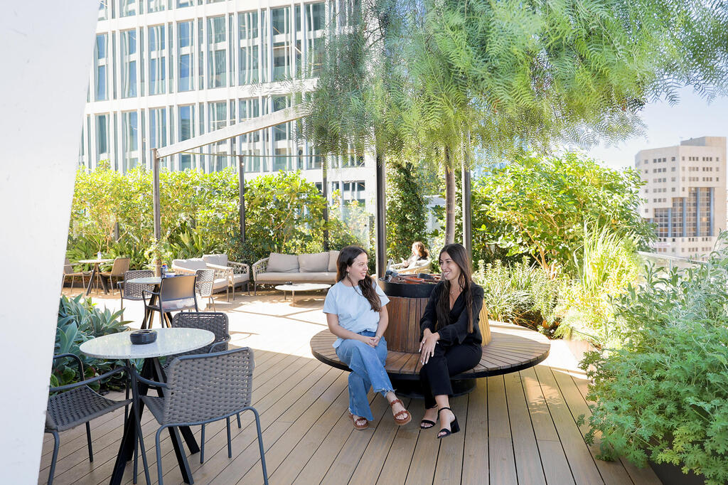 גג ירוק של משרדי הרצוג פוקס נאמן (צילום: אוראל כהן) מגזין נדל"ן 2025 - גג ירוק של משרדי הרצוג פוקס נאמן משרד עורכי דין