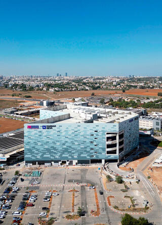 מגזין נדל"ן 2025 - מתחם מלנתא מרכז קניות לוגיסטיקה וחוות השרתים סרברז כפר סבא רני צים וקרדן גבע