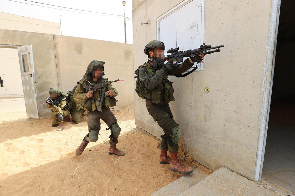 חיילים במתקן לאימון בלחימה בשטח בנוי. הצבא טוען ששטחים אחרים באזור נפסלו מאחר שהיו חשופים לתצפיות מסוריה ומלבנון. המתנגדים טוענים שגם את עין פית ניתן לראות מלבנון (צילום: גדי קבלו) מגזין נדל"ן 2025 - חיילים במתקן לאימון בלחימה בשטח בנוי