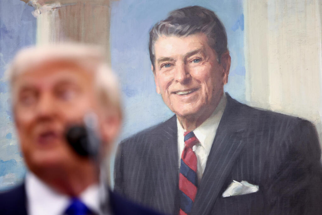 דונלד טראמפ על רקע פורטרט של הנשיא לשעבר רייגן (צילום: Jim Lo Scalzo/EPA/Bloomberg) דונלד טראמפ על רקע פורטרט של הנשיא לשעבר רייגן