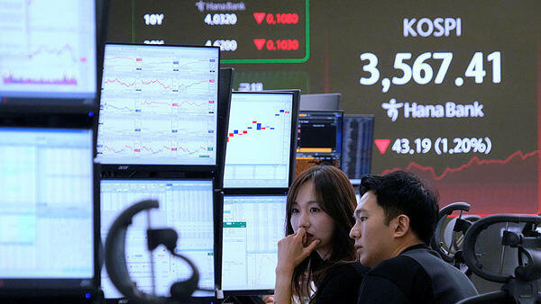 הבורסה בסיאול נופלת ב-4%, סמסונג ואס קיי הייניקס יורדות ב-6% 