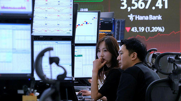 צילום: AP הבורסה בסיאול צונחת ב-11%; נפילה חופשית במניות הסחורות של אסיה