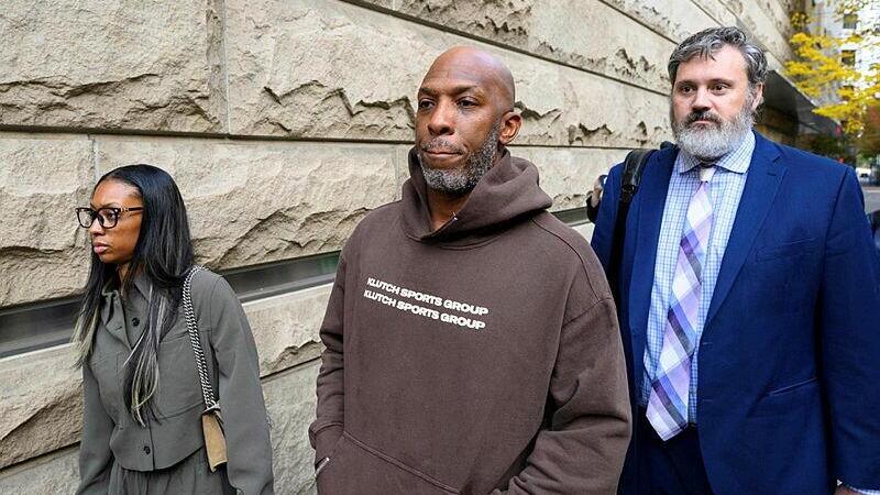 מאמן פורטלנד צ'ונסי בילאפס ביציאה מבית המשפט, שלשום (צילום: Mathieu Lewis-Rolland / GETTY IMAGES NORTH AMERICA / AFP) מאמן פורטלנד צ'ונסי בילאפס ביציאה מבית המשפט, אתמול