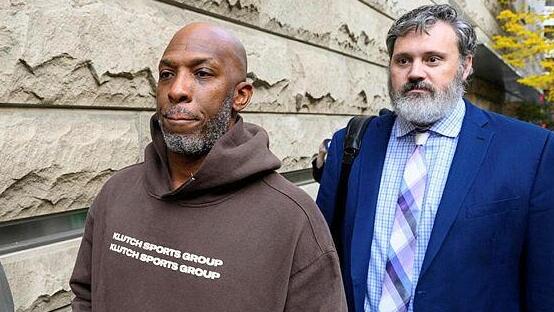 מאמן פורטלנד צ'ונסי בילאפס ביציאה מבית המשפט, אתמול