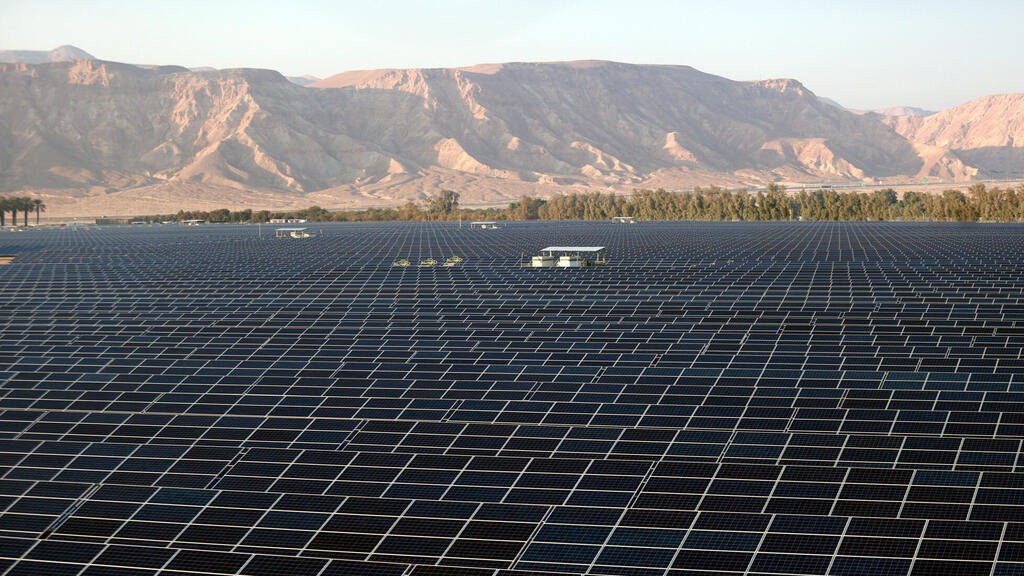 שדה סולארי בקיבוץ קטורה בדרום. הקיבוץ, שייסד את ערבה פאוור, הוא אחד מהנשכרים הגדולים מהעסקה (צילום: עמית שעל) שדה סולארי ל ייצור אנרגיה ו חשמל ב קטורה ב ערבה ב דרום ה ארץ