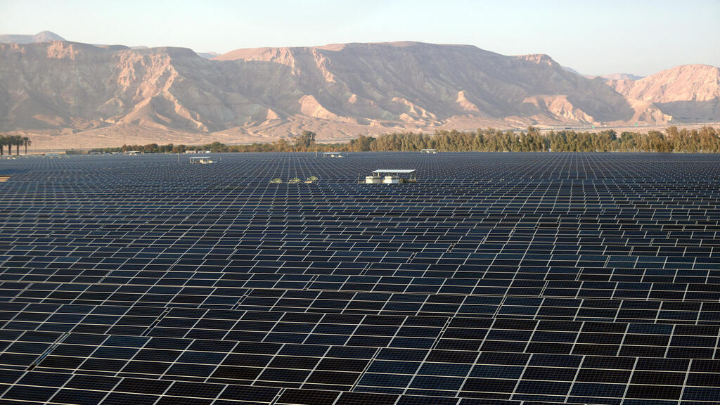 שדה סולארי ל ייצור אנרגיה ו חשמל ב קטורה ב ערבה ב דרום ה ארץ 