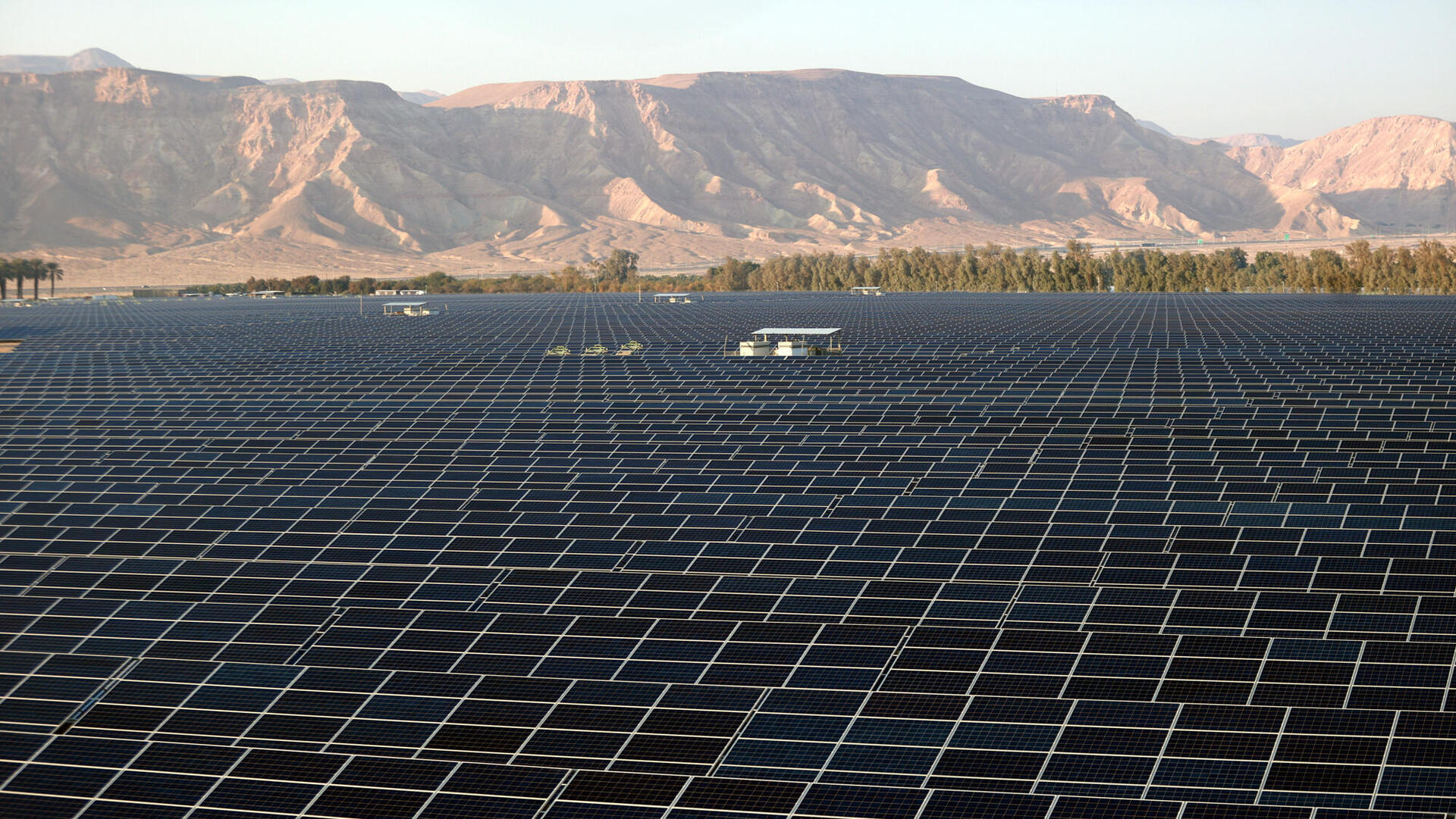 שדה סולארי ל ייצור אנרגיה ו חשמל ב קטורה ב ערבה ב דרום ה ארץ 