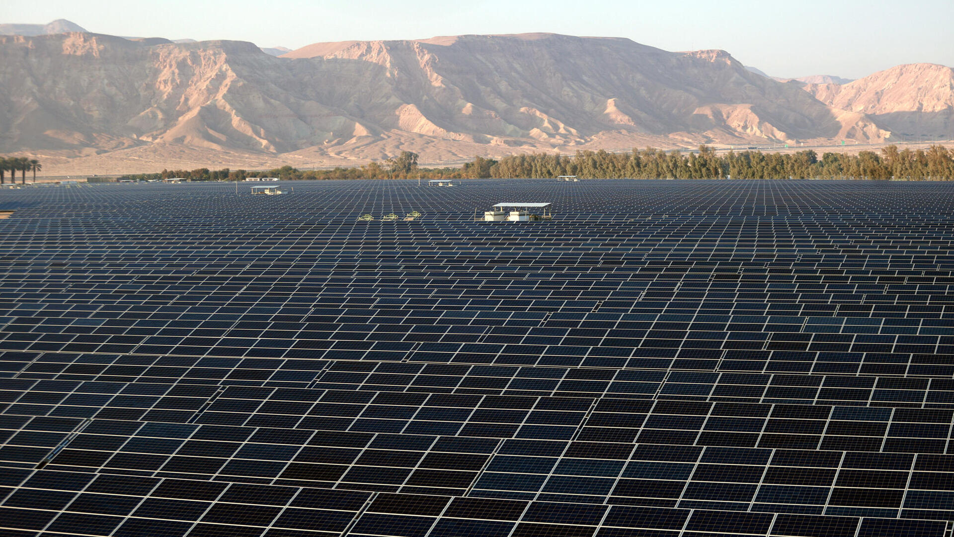 שדה סולארי ל ייצור אנרגיה ו חשמל ב קטורה ב ערבה ב דרום ה ארץ 