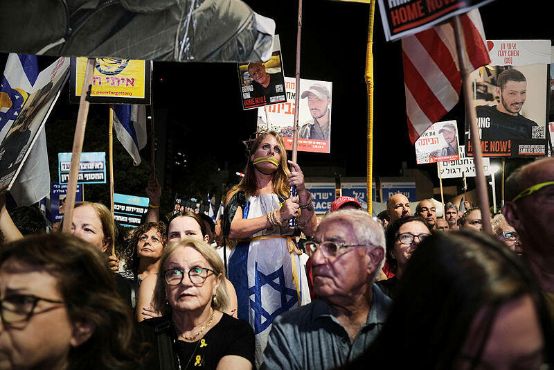 צילום: AP Photo/Mahmoud Illean מפגינים 2 ב כיכר החטופים חטופים 25.10.25