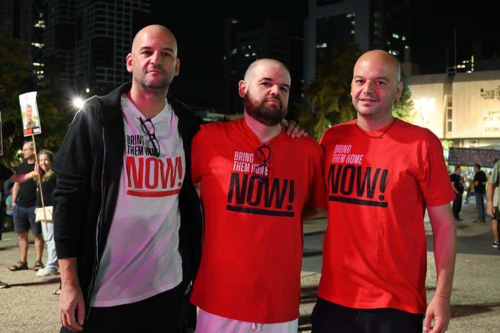 עמוס, איתן ויאיר הורן, הערב בכיכר החטופים (צילום: פאולינה פטימר) איתן הורן יאיר עמוס הורן כיכר החטופים תל אביב חטופים עצרת 25.10