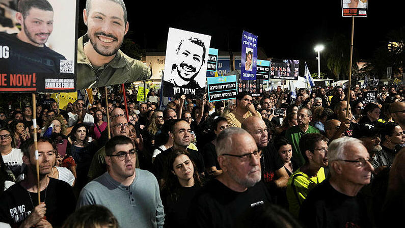 העצרת בכיכר החטופים, הערב (צילום: AP Photo/Mahmoud Illean) מפגינים ב כיכר החטופים חטופים 25.10.25