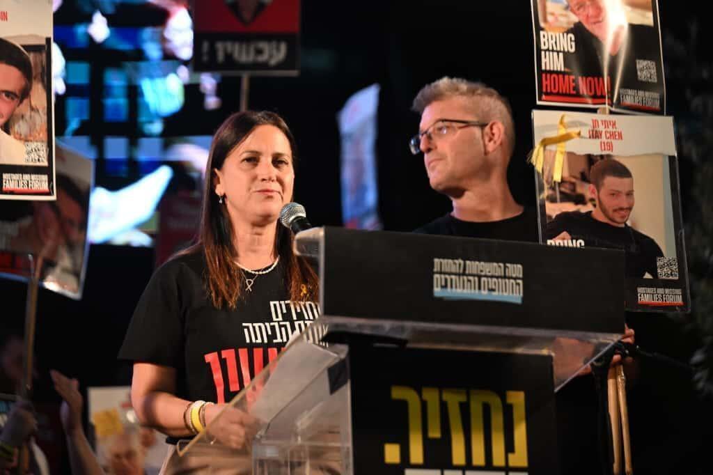 ענת אנגרסט (צילום: פאולינה פטימר) ענת חגי אנגרסט אמא מתן אנגרסט עצרת כיכר החטופים תל אביב חטופים הפגנה 25.10