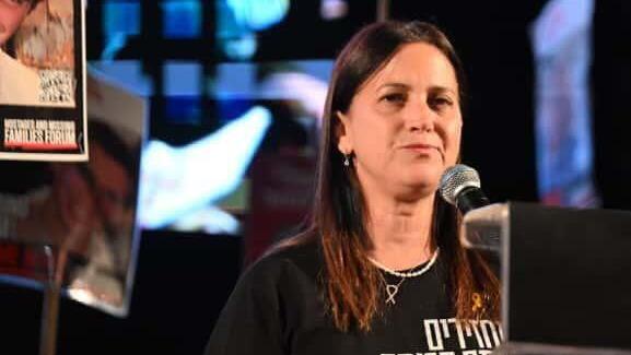 ענת חגי אנגרסט אמא מתן אנגרסט עצרת כיכר החטופים תל אביב חטופים הפגנה 25.10