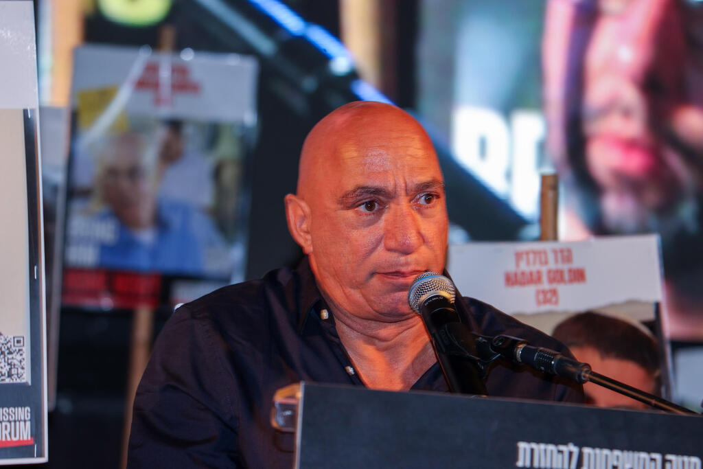 אלון נמרודי (צילום: יריב כץ) אלון נמרודי עצרת כיכר החטופים תל אביב חטופים הפגנה 25.10