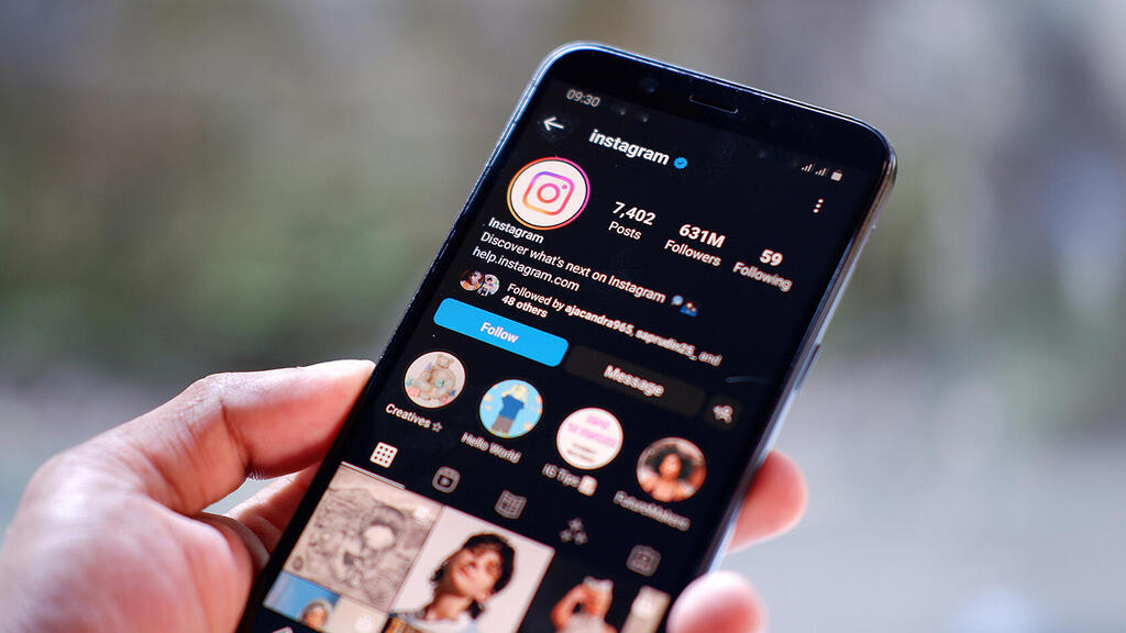 גלישה באינסטגרם. במרכז אחת התביעות: בת 19 שטוענת שגלישה בפלטפורמות גרמה לה לדיכאון (צילום: Poetra.RH/Shutterstock) גלישה באפליקציה אינסטגרם