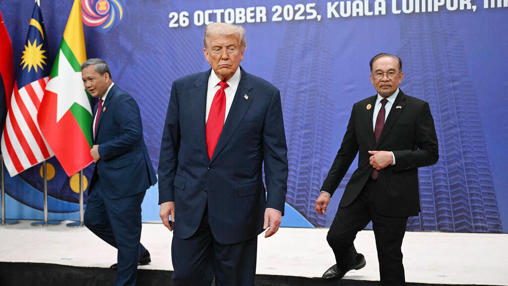 הנשיא טראמפ עם ר"מ מלזיה (מימין) ור"מ קמבודיה, היום בקואלה לומפור (צילום: ANDREW CABALLERO-REYNOLDS / AFP) מימין אנואר איברהים ראש ממשלת מלזיה נשיא ארה"ב דונלד טראמפ עם ו הון מאנט ראש ממשלת קמבודיה אתמול בקואלה לומפור