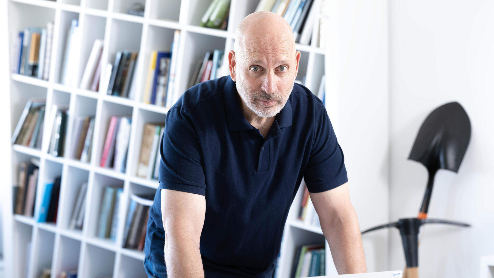  בידץ. "המפקחים בודקים טקסטים וציורים ויש ציורים שלא מתקבלים טוב אצל היותר דתיים שבהם. אתה עושה תיקונים או מנסה לשכנע. זה תהליך מתיש ומפרך שהוא בזבוז של זמן וכסף"