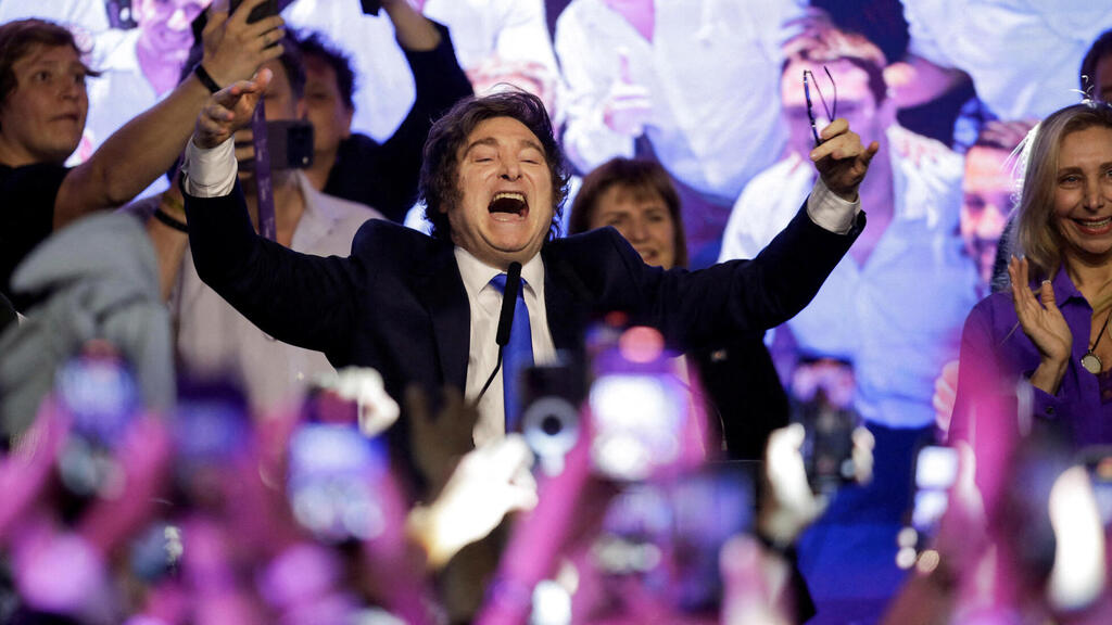 חאבייר מיליי חוגג, אתמול (צילום: REUTERS/Cristina Sille) נשיא ארגנטינה חאבייר מיליי בחגיגות הניצחון