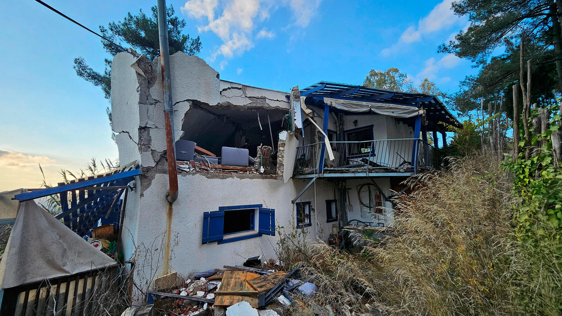 בית בתים ש ספגו פגיעה של טילים  קיבוץ מנרה שנתיים של כישלון בשיקום הצפון