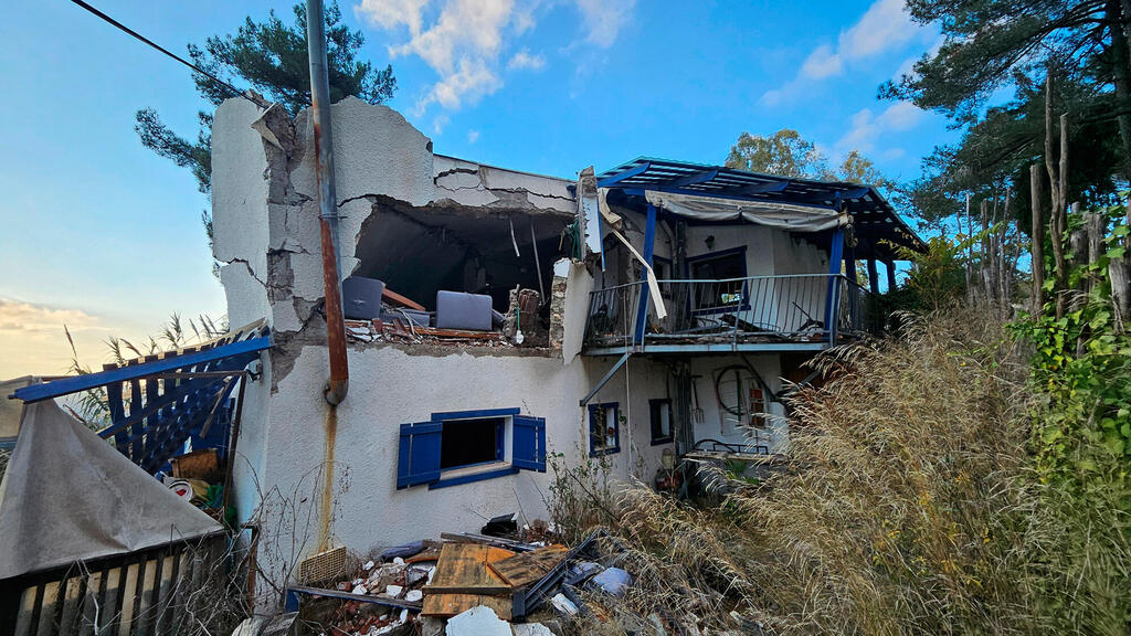 בית בתים ש ספגו פגיעה של טילים  קיבוץ מנרה שנתיים של כישלון בשיקום הצפון