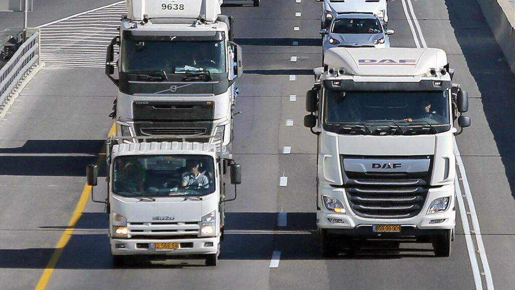 משאיות. זמן ההמתנה בנמל זינק (צילום: אלכס קולומויסקי) צי משאיות בכביש 443