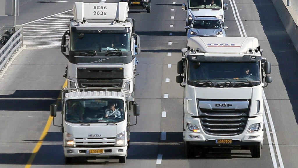 צי משאיות בכביש 443. חשש בענף ההובלה שייווצר צוואר בקבוק שיפגע במשק (צילום: אלכס קולומויסקי) צי משאיות בכביש 443