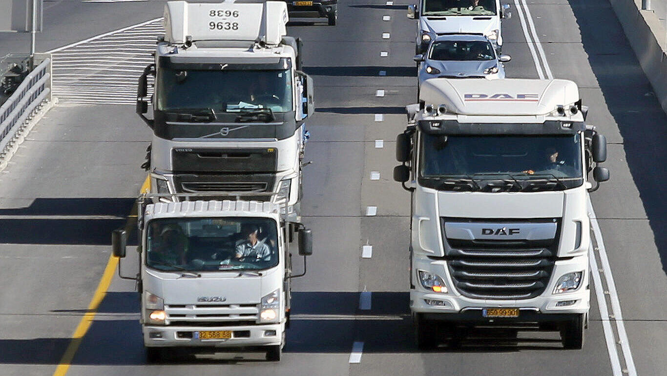 צי משאיות בכביש 443