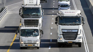 צי משאיות בכביש 443