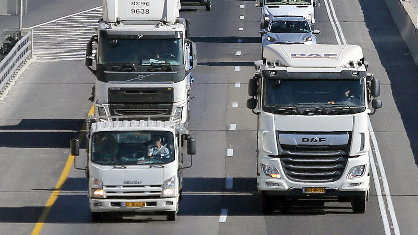 צי משאיות בכביש 443