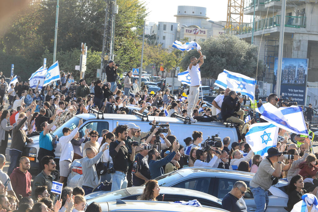 25 בינואר 2025 | אזרחים מחוץ לבית החולים בילינסון מקבלים את פניהן של לירי אלבג, קרינה ארייב, נעמה לוי ודניאלה גלבוע, ששוחררו בשלב א' של העסקה. "כששלב ב' נעצר אתה בהלם" (צילום: דנה קופל) אזרחים מחוץ לבית החולים בילינסון מקבלים את פניהן של לירי אלבג, קרינה ארייב, נעמה לוי ודניאלה גלבוע, , ששוחררו בשלב א' של העסקה. "כששלב ב' נעצר אתה בהלם"