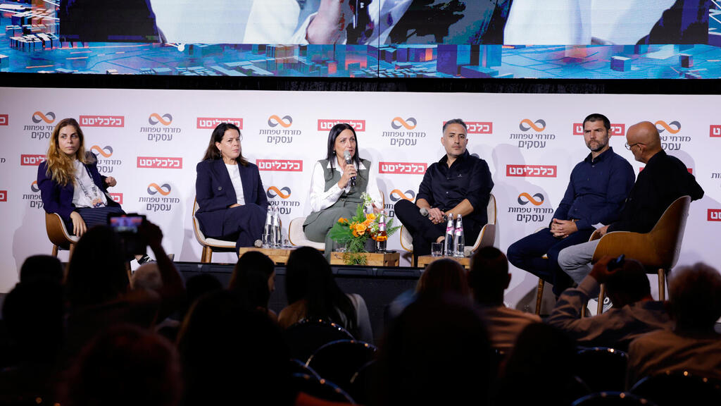 כנס כלכלת הנדל"ן 2025 - פאנל מימין גיא נרדי כלכליסט עומר גוגנהיים צחי דידי פנינה אלה דלית רביב ו שירה תלמי באבאי