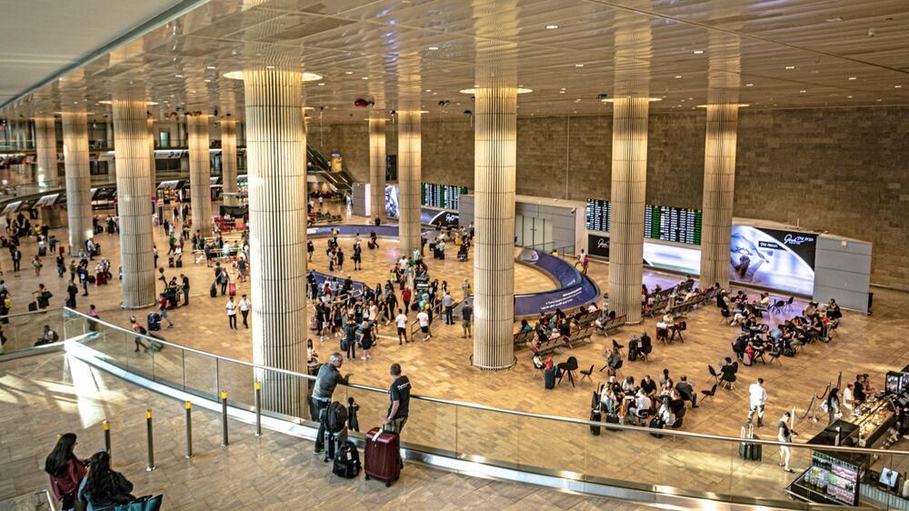אולם הנוסעים הנכנסים בנתב"ג. ישראלים רבים רכשו כרטיסים עם אפשרויות ביטול ושינוי תאריך (צילום: Davidi Vardi / Shutterstock) נתב"ג אולם הנוסעים הנכנסים