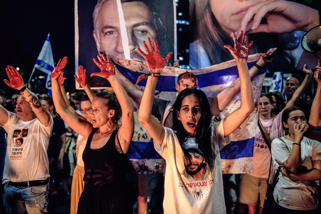 17 באוגוסט 2024 | עינב צנגאוקר ובני משפחות אחרים בהפגנה בשער בגין של הקריה. "אני מעריץ את עינב, היא מדהימה" (צילום: Matan Golan/Getty Images) עינב צנגאוקר ובני משפחות אחרים בהפגנה בשער בגין של הקריה. "אני מעריץ את עינב, היא מדהימה"