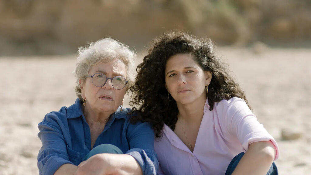 נועה קולר ותיקי דיין ב"מקום שמח". “הדמות שמגלמת תיקי רוצה למרר את החיים" (צילום: באדיבות כאן 11, יסמין טי וי) מתוך מקום שמח דרמה קומית חדשה של נועה קולר ורם נהרי כאן 11 פנאי