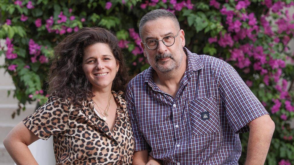 נהרי וקולר. “הסיפורים בסדרה בדיוניים אבל הם מאוד מהעולם של נועה" (צילום: אוראל כהן) השחקנית והיוצרת נועה קולר הבמאי התסריטאי והיוצר רם נהרי יוצרי מקום שמח פנאי