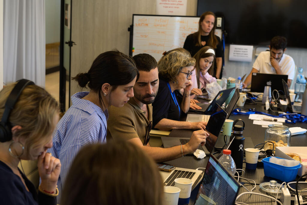 16 באוקטובר 2023 | המטה במשרדיו הראשונים במגדל המוזיאון. "בימים הראשונים היתה היסטריה כללית. לא ידענו מה לעשות, והיינו צריכים לחשוב בקור רוח עבור כולם" (צילום: גבריאל בהרליה) המטה במשרדיו הראשונים במגדל המוזיאון. "בימים הראשונים היתה היסטריה כללית. לא ידענו מה לעשות, והיינו צריכים לחשוב בקור רוח עבור כולם"