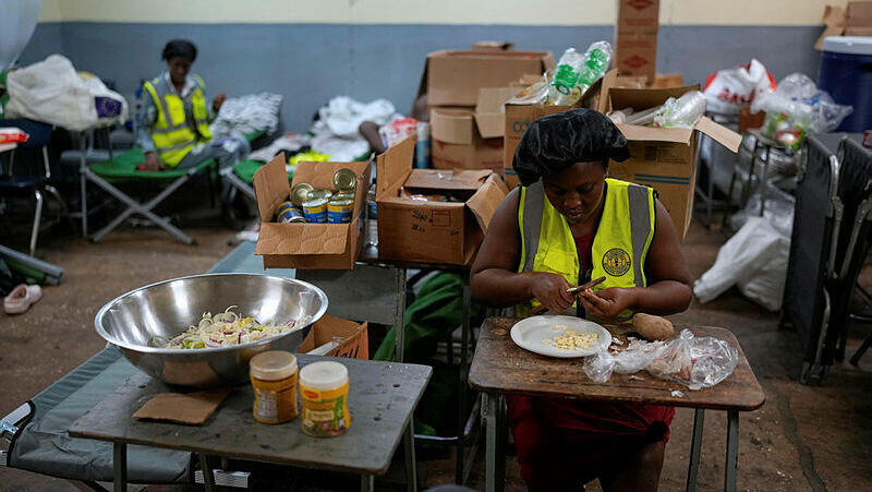 ג'מייקה 27.10 מתנדבים מכינים ארוחות בעיירה אולד הארבור לקראת הוריקן מליסה