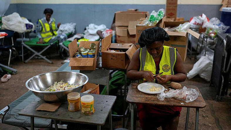 ג'מייקה 27.10 מתנדבים מכינים ארוחות בעיירה אולד הארבור לקראת הוריקן מליסה