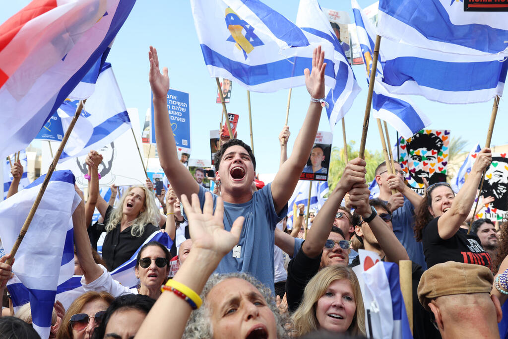 13 באוקטובר 2025 | חוגגים בכיכר ביום שחרור החטופים החיים האחרונים. "היתה התרגשות גדולה והקלה גדולה, אבל לא מלאה" (צילום: דנה קופל) חוגגים בכיכר ביום שחרור החטופים החיים האחרונים. "היתה התרגשות גדולה והקלה גדולה, אבל לא מלאה"
