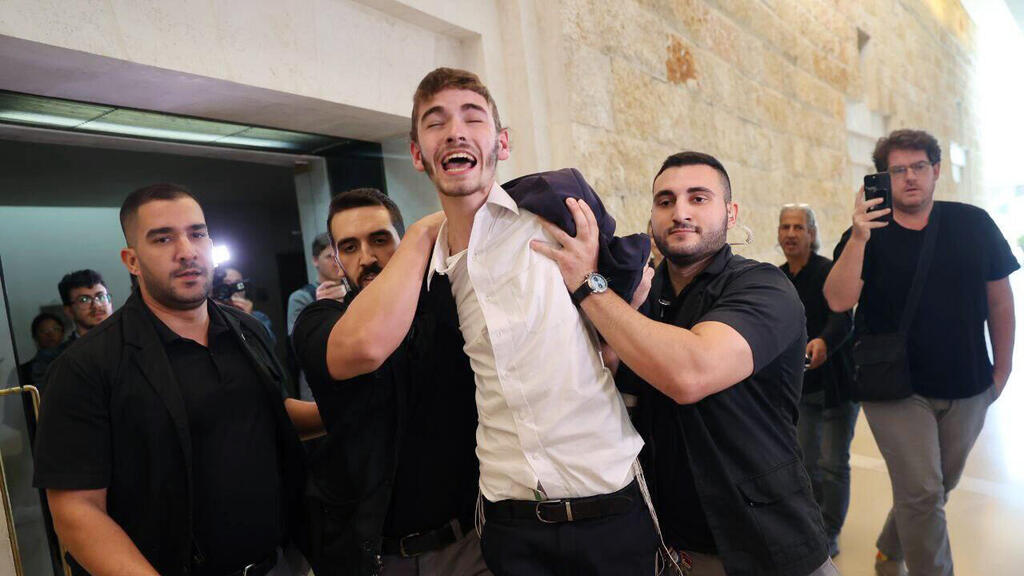 ג"צ חרדים התפרצו אולם בית משפט עליון דיון עתירות גיוס בני ישיבות צה"ל השתמטות