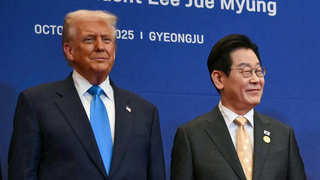 נשיא ארה"ב דונלד טראמפ ונשיא דרום קוריאה לי ג'יי מיונג (צילום: ANDREW CABALLERO-REYNOLDS / AFP) דונלד טראמפ ונשיא דרום קוריאה לי ג'יי מיונג Lee Jae Myung