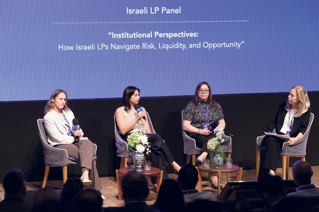 מימין: דורית זק, קטיה זבר , לנה קרופאלניק ורוני זכאי (צילום: אוראל כהן) כנס לידר שוק הון - מימין דורית זק , קטיה זבר , לנה קרופאלניק ו רוני זכאי