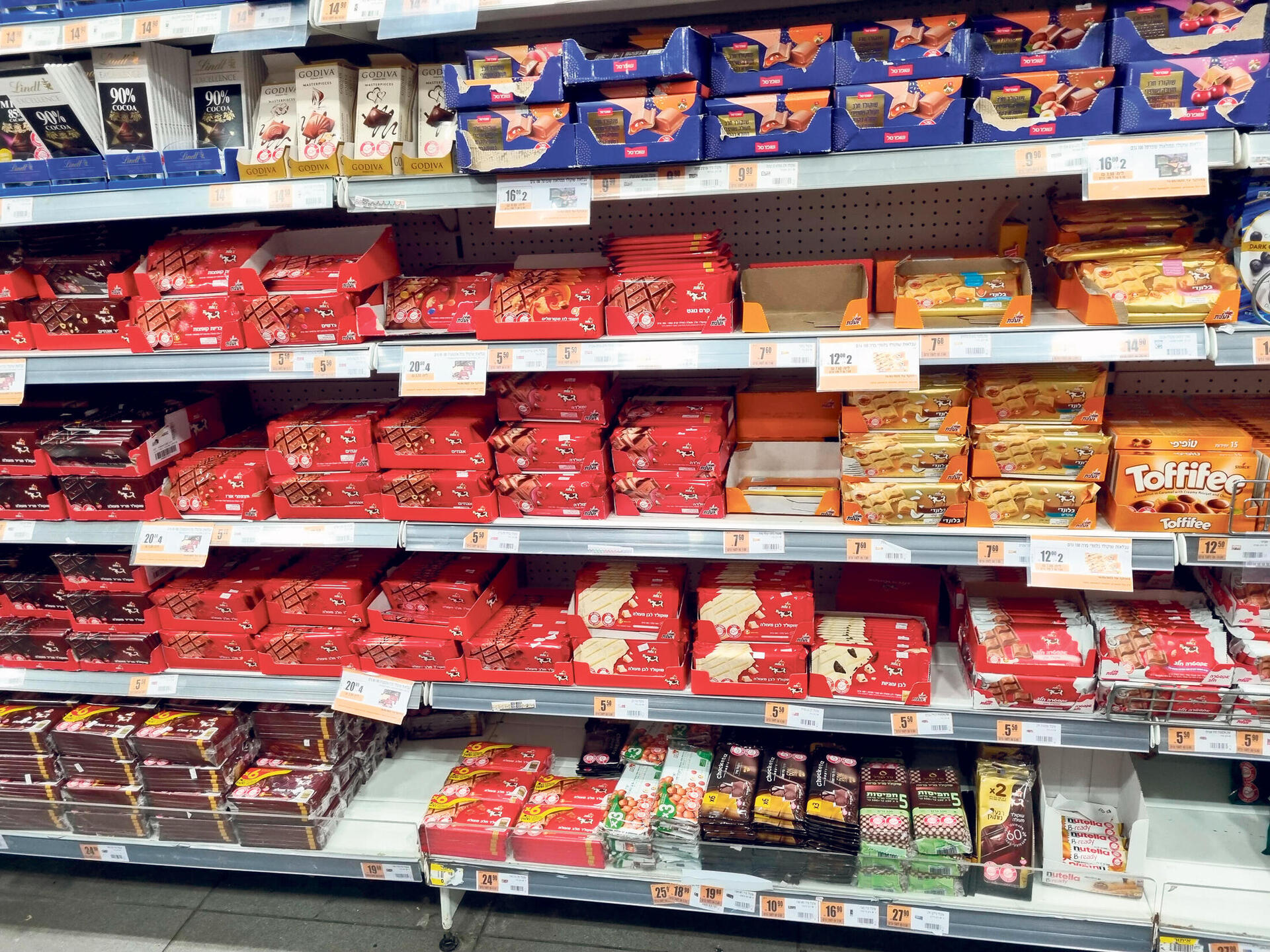 מדף שוקולד שוקולדים ב סופר