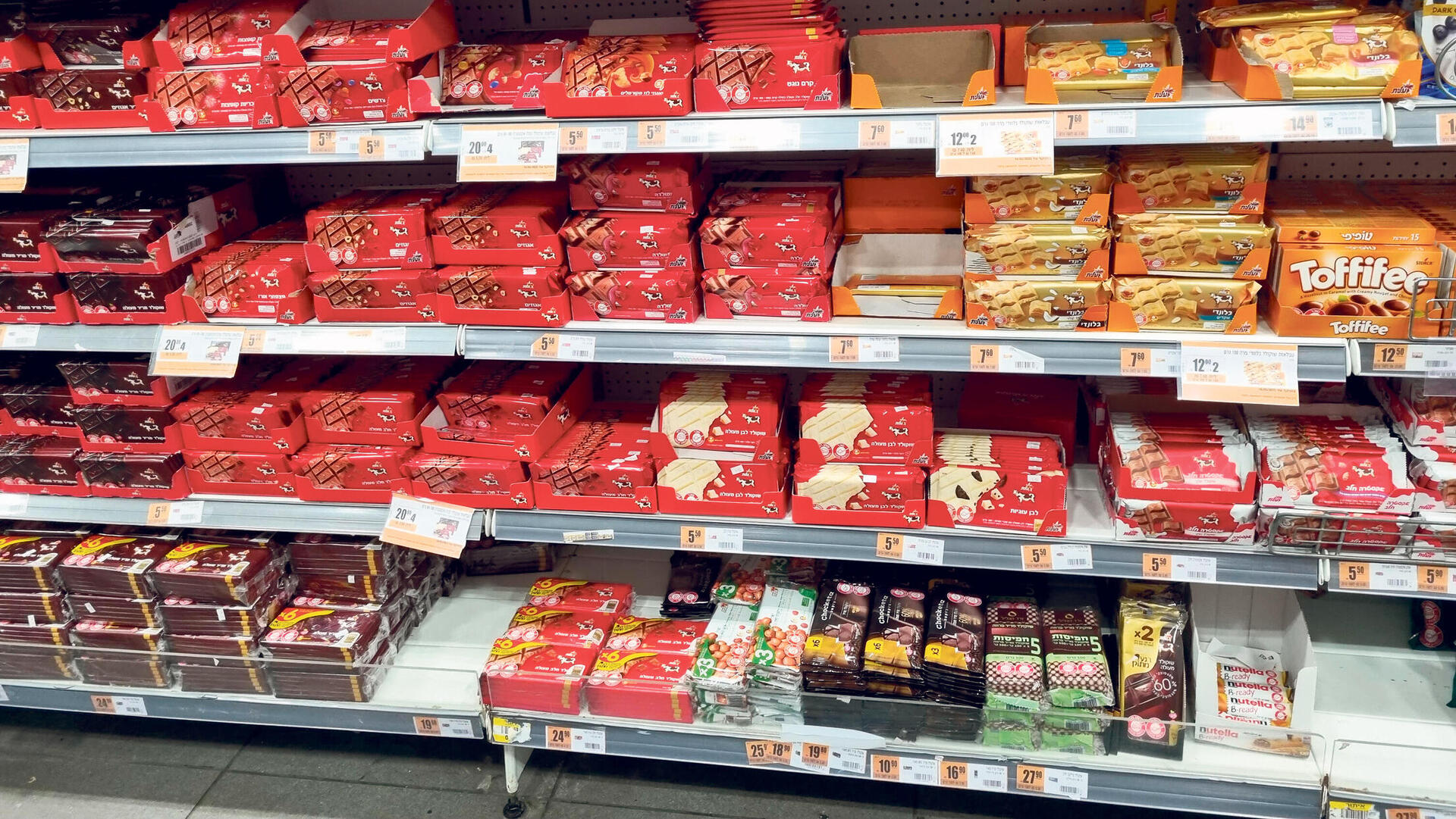 מדף שוקולד שוקולדים ב סופר