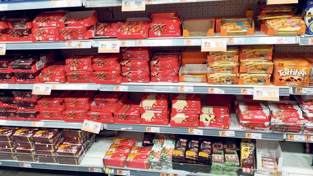 מדף שוקולד בסופר. מחיר טבלת שוקולד פרה זינק ב־60% בהשוואה לדצמבר 2022 (צילום: יריב כץ) מדף שוקולד שוקולדים ב סופר