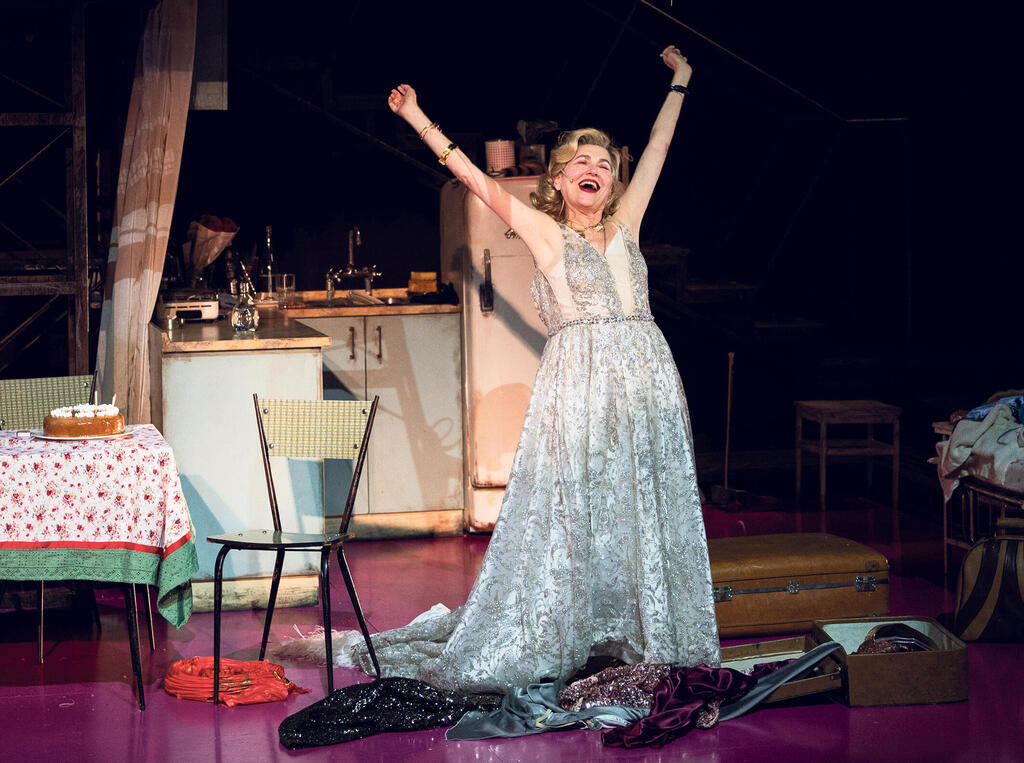 פנאי קרן מור במחזה חשמלית ושמה תשוקה