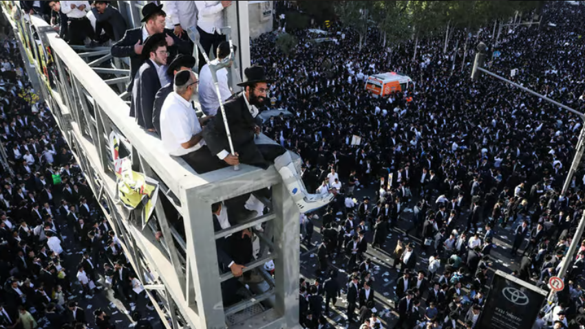 המוני חרדים עולים על עגורן במהלך עצרת ההמונים