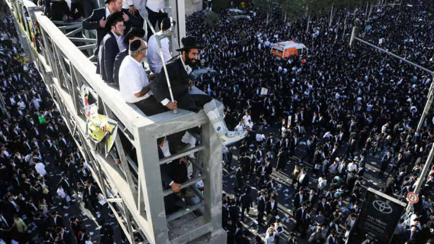 המוני חרדים עולים על עגורן במהלך עצרת ההמונים